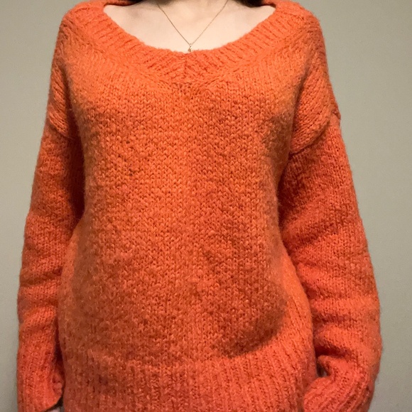 Club Monaco - V-Neck Knit Sweater: Women's S/P Wool and Acrylic Mix - Picture 1 of 6